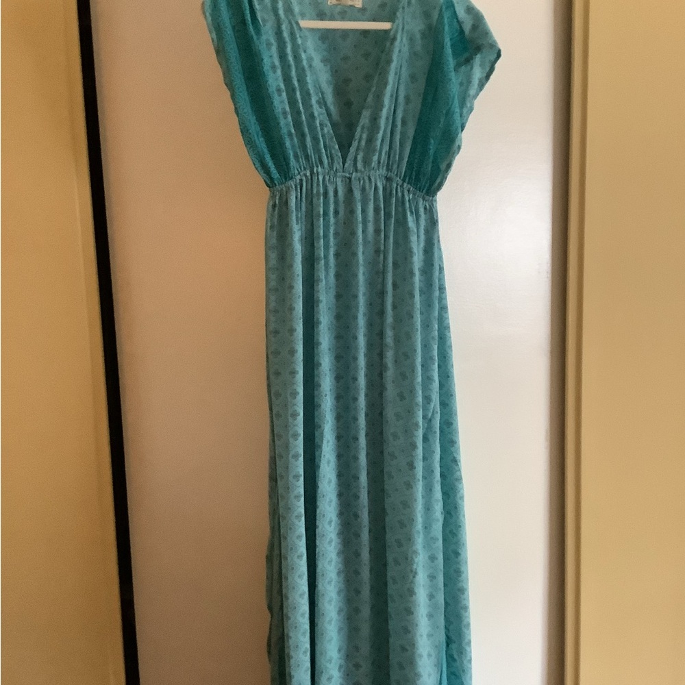 Beautiful blue silk like dress, perfect for summer weddings or casual dinners.